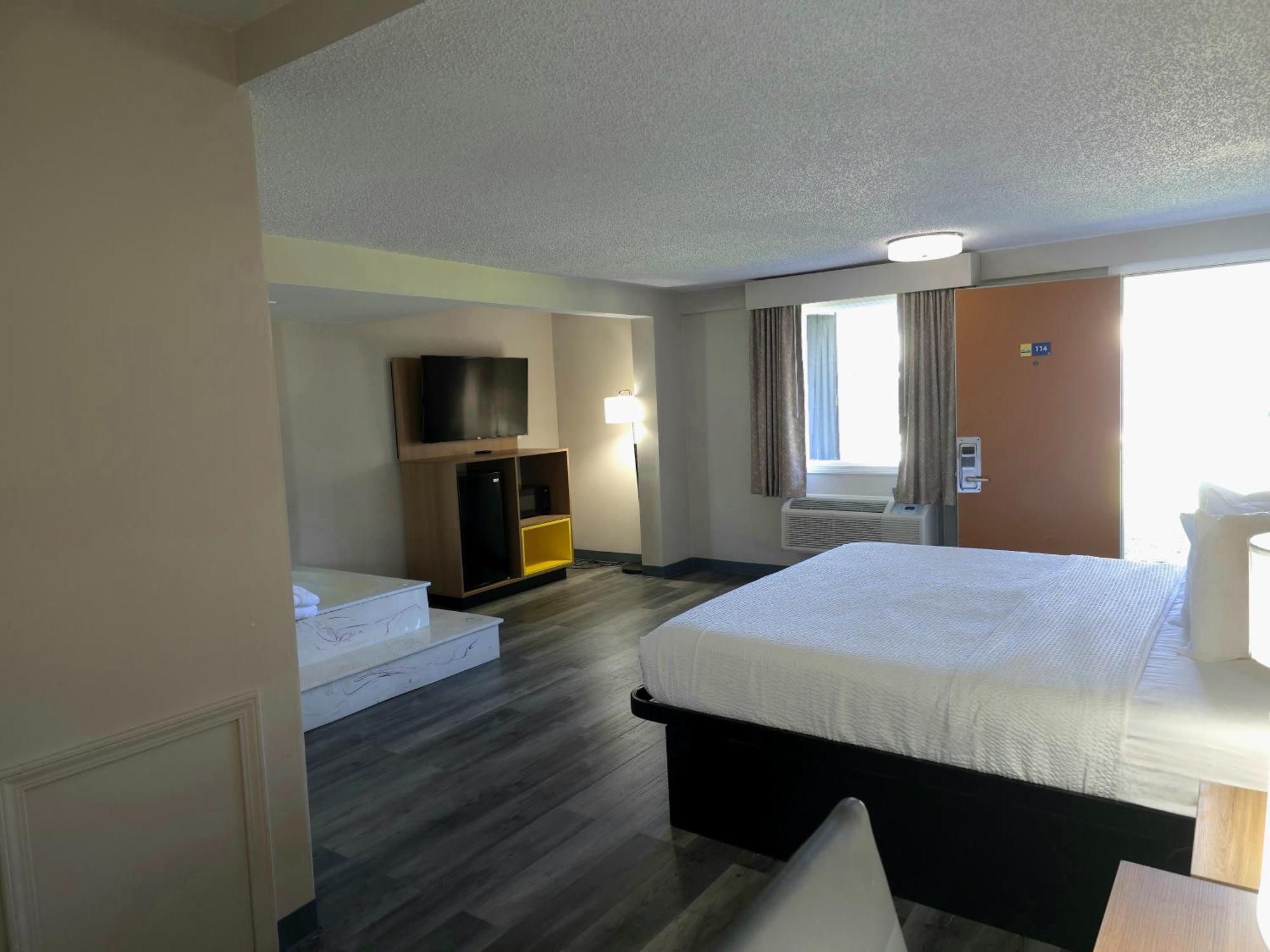 Days Inn And Suites By Wyndham Port Huron Exteriör bild